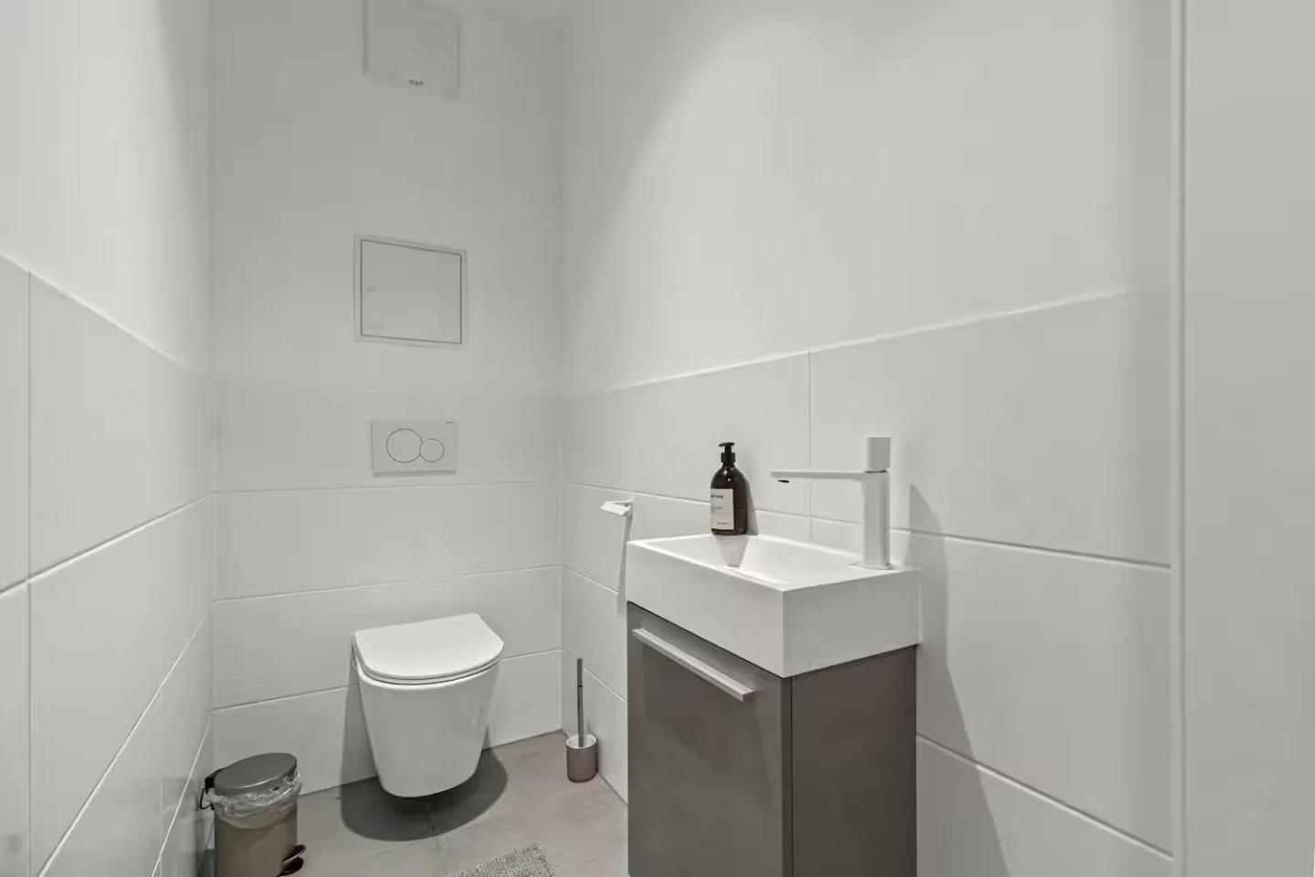 Balkon I Tiefgaragen Parkplatz I 5 Min Zum Einkaufszentrum I Schnelles Wlan Appartement Wenen