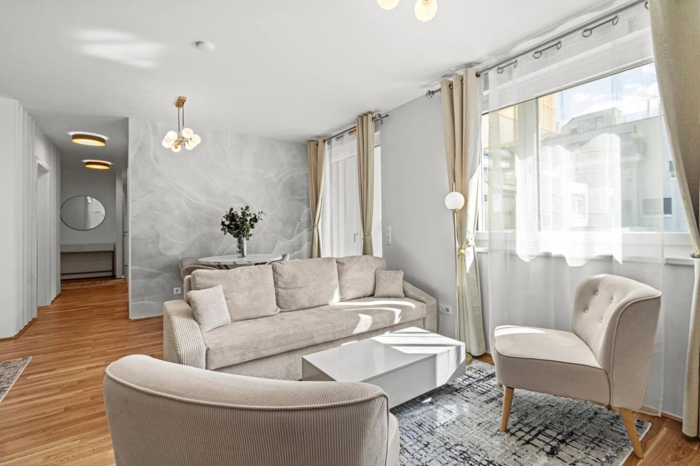 Balkon I Tiefgaragen Parkplatz I 5 Min Zum Einkaufszentrum I Schnelles Wlan Appartement *